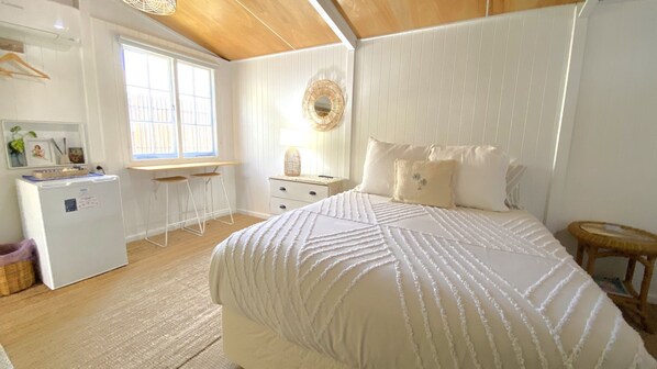 1 bedroom, desk, WiFi, bed sheets