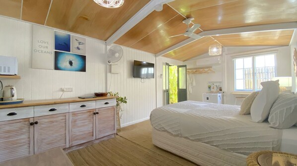 1 bedroom, desk, WiFi, bed sheets