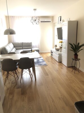 Smart TV - The SunshineLiving apartment is a 10-minute walk from the beach. (Bar)