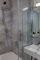 Bañera profunda, secador de pelo, toallas, jabón