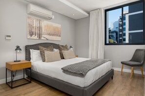 4 slaapkamers, een bureau, een strijkplank/strijkijzer, internet