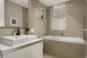 Een douche, een haardroger, handdoeken, zeep