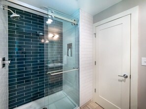 Baignoire, séchoir à cheveux, serviettes fournies, savon