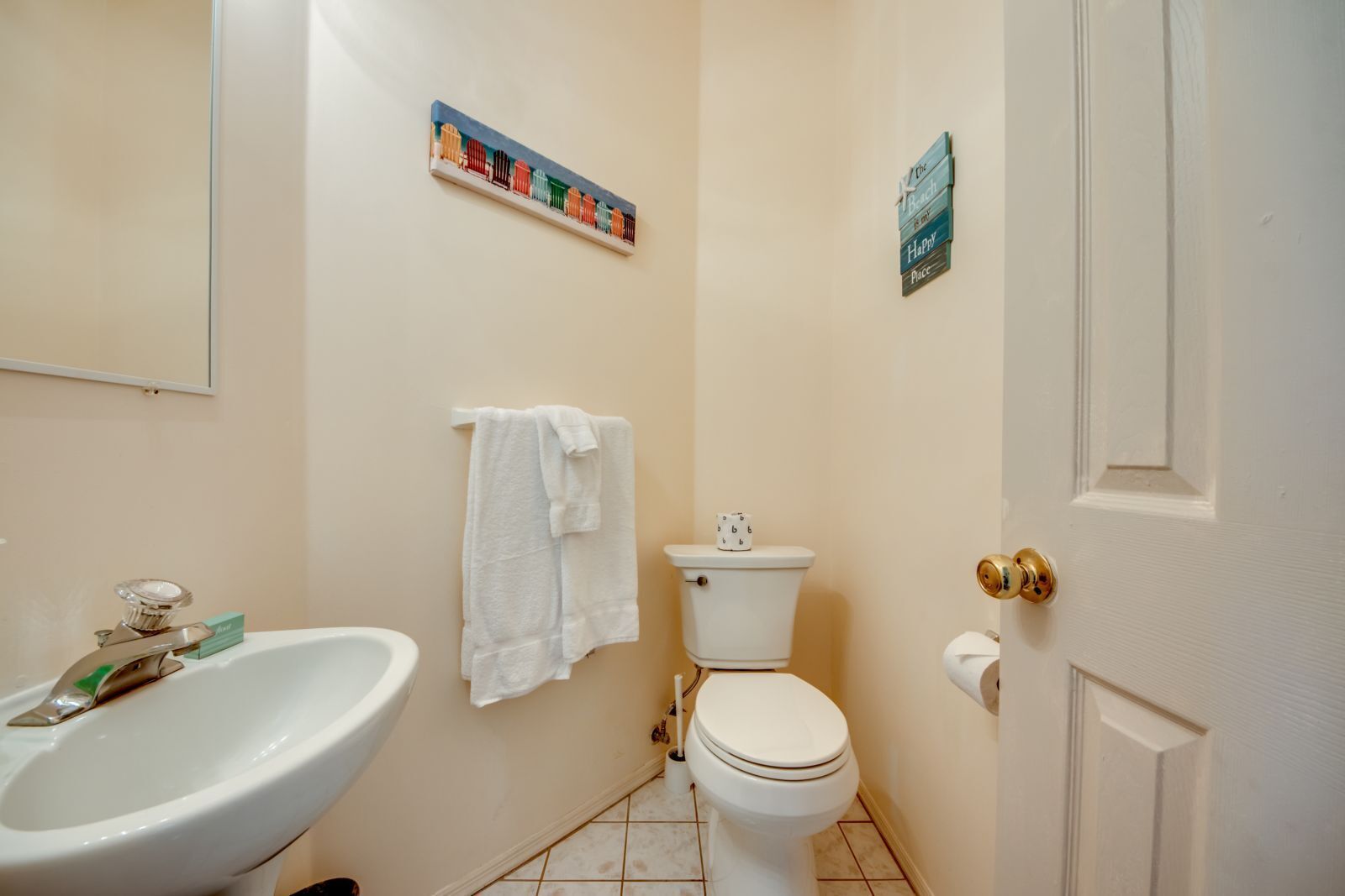 Een badkamer met een wastafel, toilet en een deur.