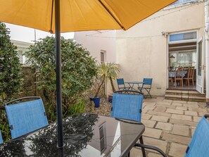 Outdoor dining - 4 bedroom accommodation in Tenby (Tenby)