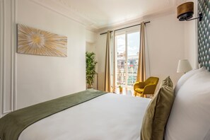 4 bedrooms, desk, iron/ironing board, travel cot