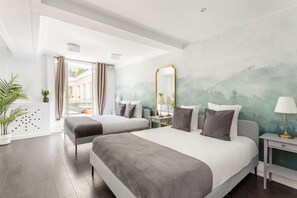 5 chambres, bureau, fer et planche à repasser, lit parapluie