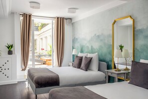A hotel room with two beds, a large mirror, a bedside table with lamps, and a view of an outdoor balcony. - Merveil - Family suite - Louvre - Victoires (Paris)