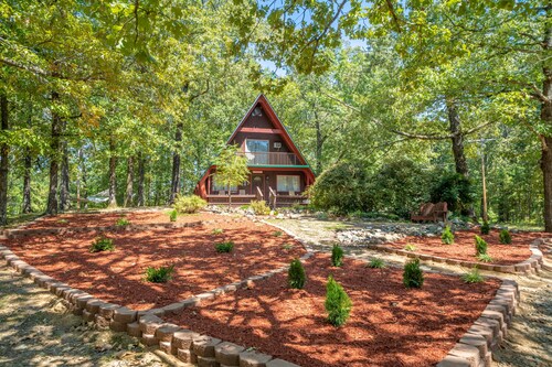 Woodsy cabin perfect for a couple or a group!