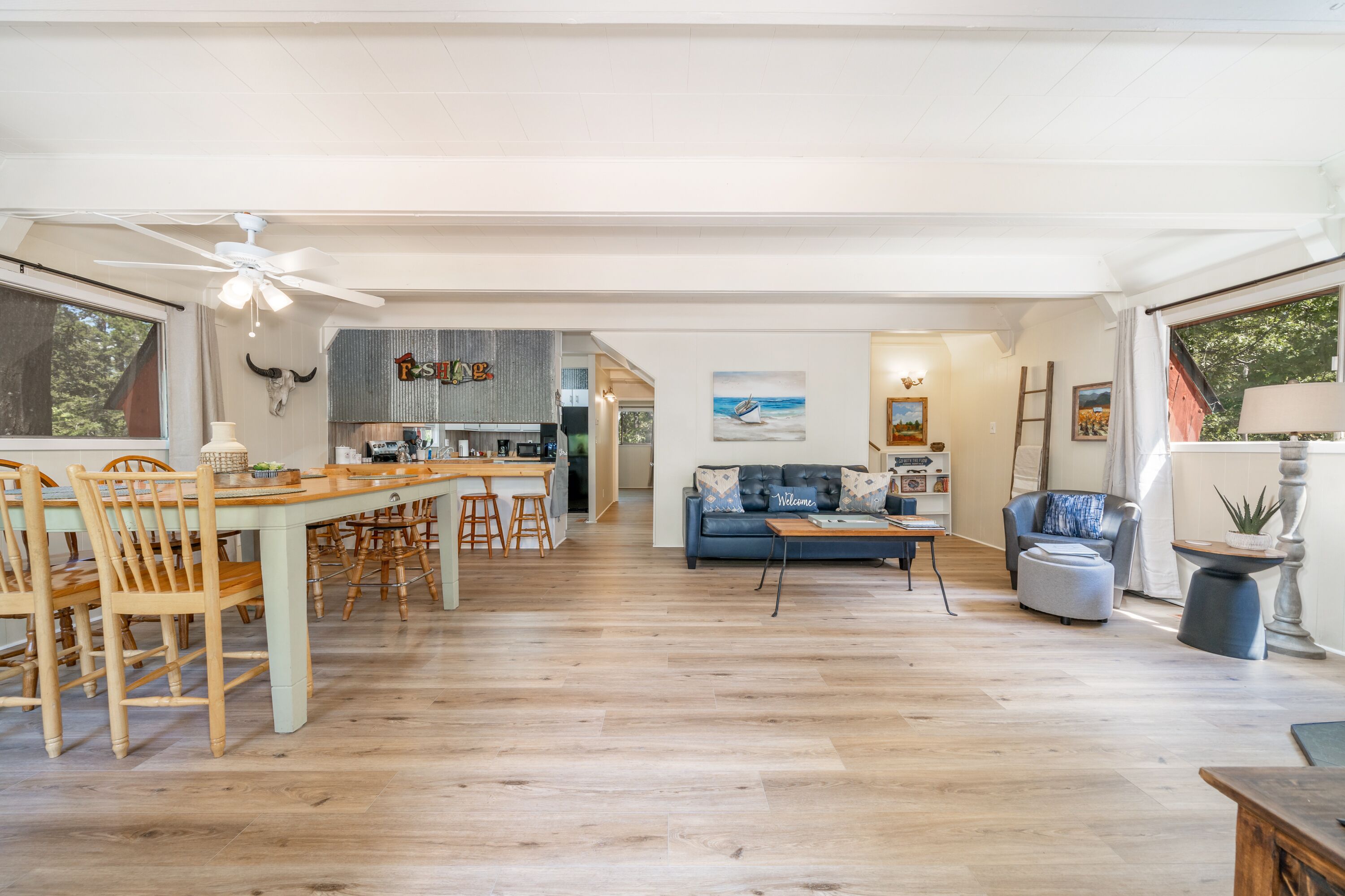 Téléviseur connecté, foyer, lecteur de DVD, sélection de films