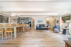 TV connectée, cheminée, lecteur de DVD, vidéothèque