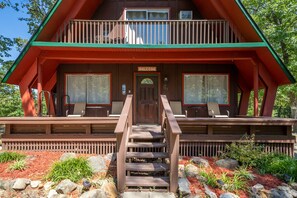Exterior - Woodsy cabin perfect for a couple or a group! (Hot Springs)