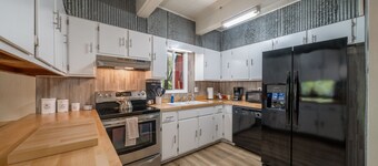 Woodsy cabin perfect for a couple or a group!