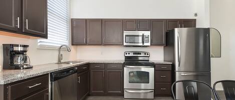 Réfrigérateur, micro-ondes, four, plaque de cuisson