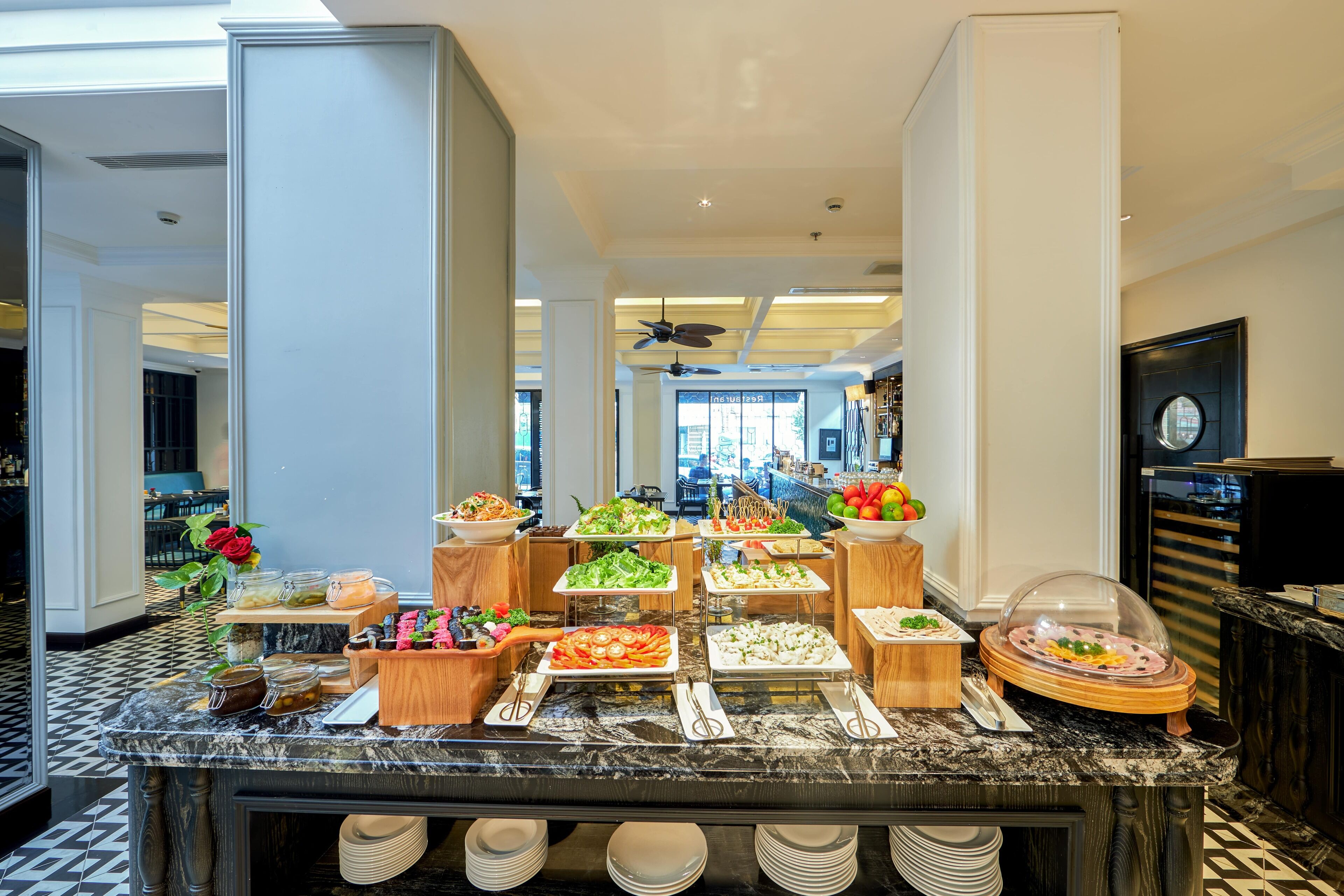 فطور من الأطباق المحلية يوميًا بتكلفة قدرها (300000 VND للشخص)