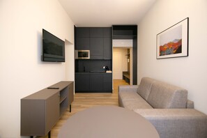 Deluxe-Apartment | Wohnbereich | 43-Zoll-Smart-TV mit Digitalempfang, Fernseher
