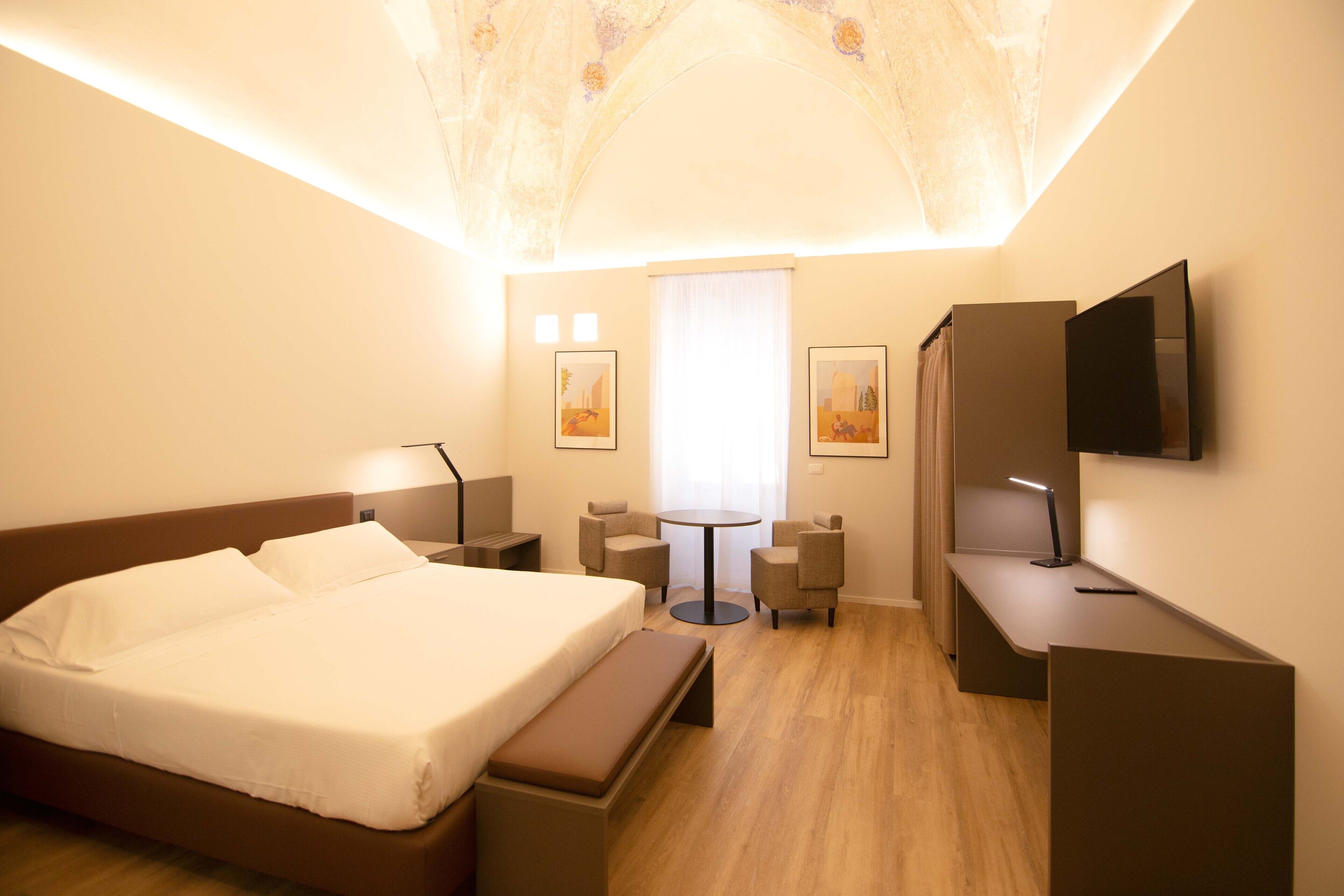 Luxury Suite | Down comforters, in-room safe, desk, laptop workspace