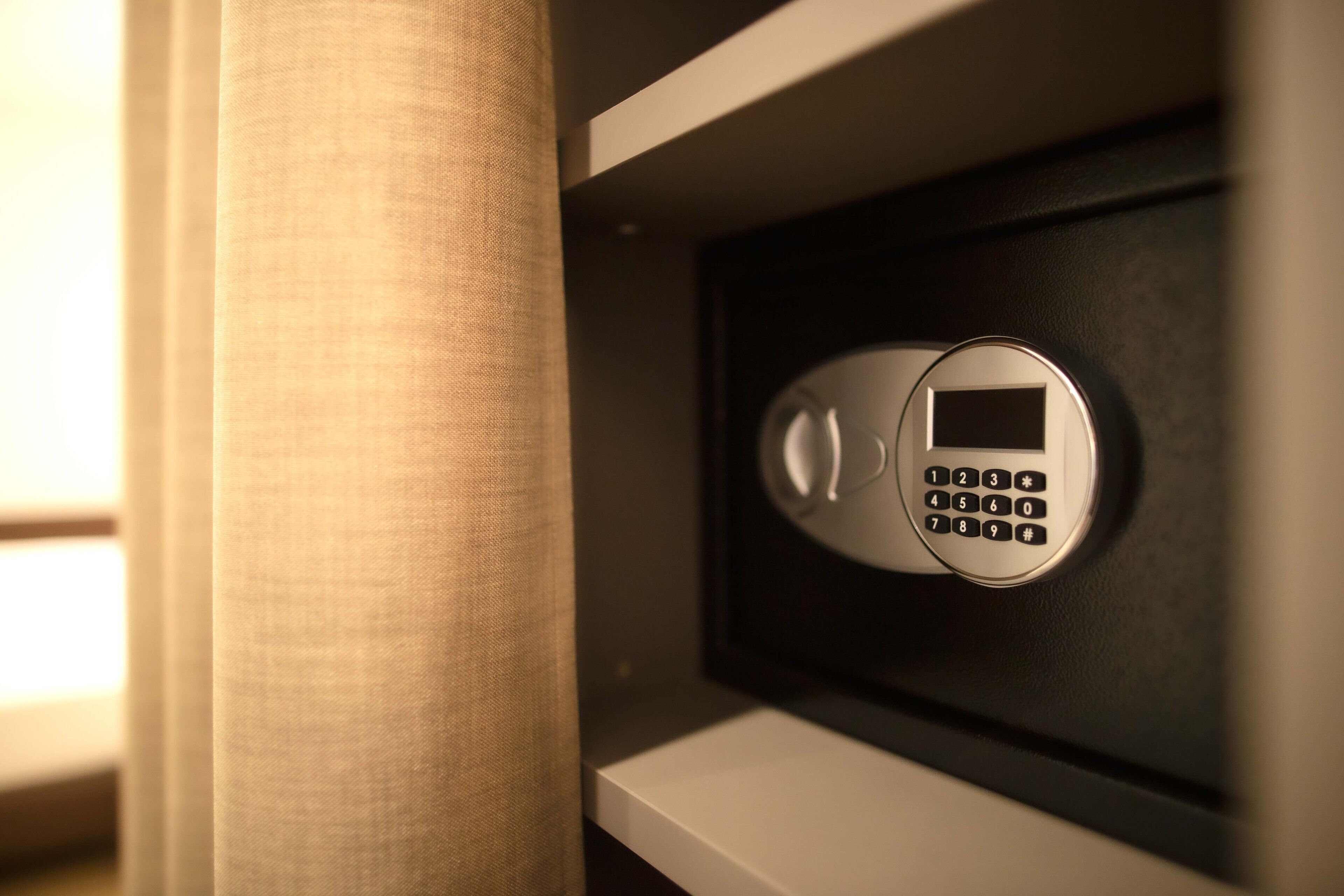 Cerradura electrónica con teclado en una puerta, probablemente para acceso a una habitación.