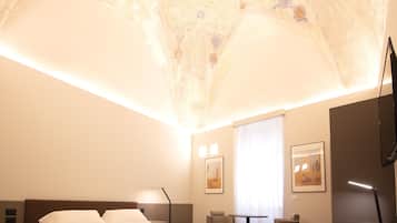 Suite Luxury | 1 camera, copriletto in piuma, una cassaforte in camera, una scrivania