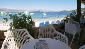 Plage à proximité, chaises longues, serviettes de plage