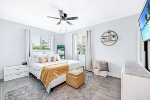 Queen Room - COME STAY AT YOUR HOME AWAY FROM HOME Paradise at Walter's Place  (West Palm Beach)