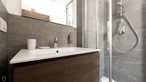 Doccia, set di cortesia gratuito, asciugacapelli, bidet