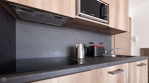 Fridge, microwave, stovetop, dishwasher