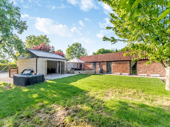 Terrace/patio - Red Brick Barn - UK39916 (Burton Pedwardine, near Sleaford)