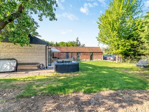 Property grounds - Red Brick Barn - UK39916 (Burton Pedwardine, near Sleaford)