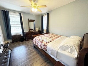 3 bedrooms, iron/ironing board, WiFi, bed sheets - Gem in Historic Point Breeze (Pittsburgh)