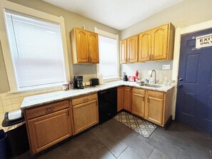 Kjøleskap, mikrobølgeovn, kokeplater og oppvaskmaskin