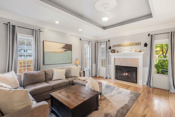 Smart TV, fireplace