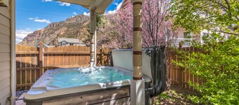 Luxury Home in Downtown Ouray - Sleeps 10 - Spacious - Pet-friendly