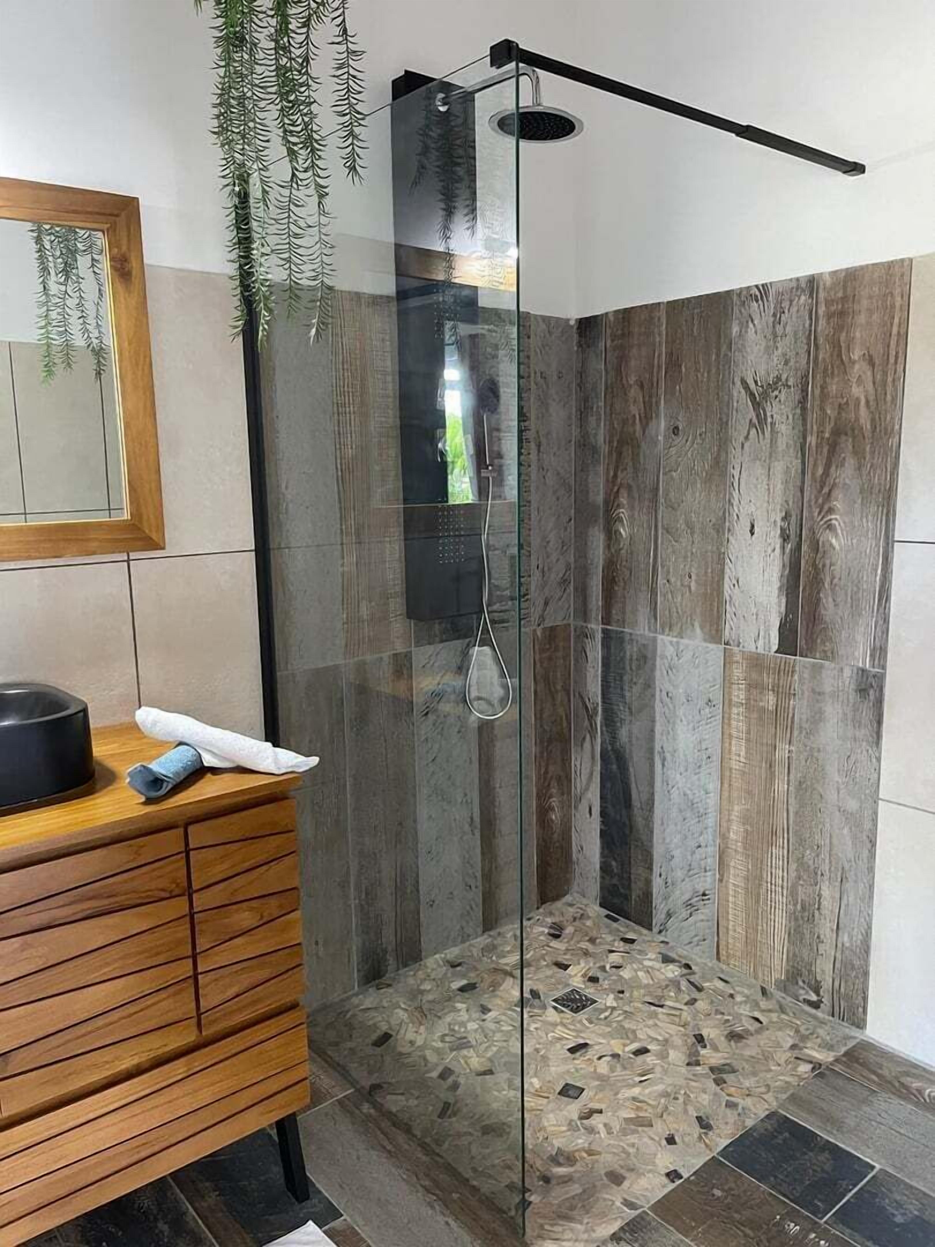 Dusche, Haartrockner, Handtücher