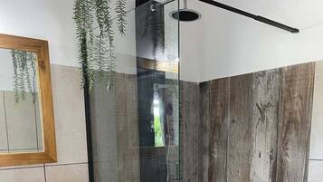 Dusche, Haartrockner, Handtücher
