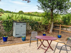 Outdoor dining - Fig Tree Shepherds Hut (Bridport)