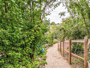 Property grounds - Fig Tree Shepherds Hut (Bridport)