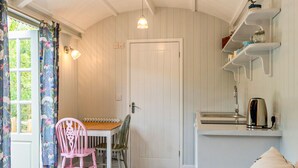 Interior - Fig Tree Shepherds Hut (Bridport)