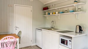 Private kitchen - Fig Tree Shepherds Hut (Bridport)
