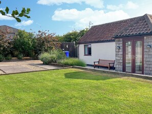 Terrace/patio - Long Acres Farm- Crab Cottage (Danes Dyke near Flamborough)