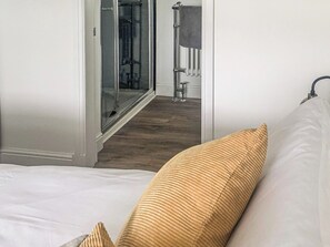 3 bedrooms, free WiFi, bed sheets - An ideal cottage for friends and family to enjoy a relaxing break. (Dalry, near Skelmorlie)