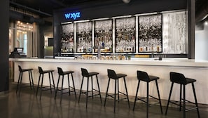 Ofrece desayunos y happy hour