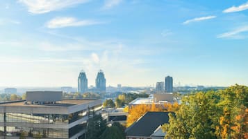 Un paysage urbain avec des bâtiments modernes, un mélange de structures commerciales et résidentielles, et un ciel dégagé.