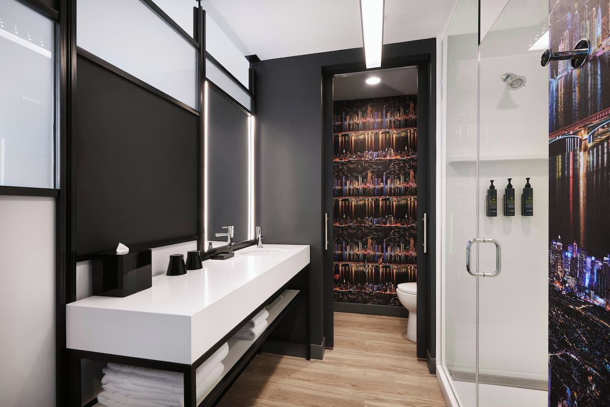 Shower, rainfall showerhead, free toiletries, hair dryer