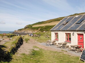 Outdoor dining - A stunning cottage, perfectly positioned above Fishguard Harbour. (Lower Town, Fishguard)