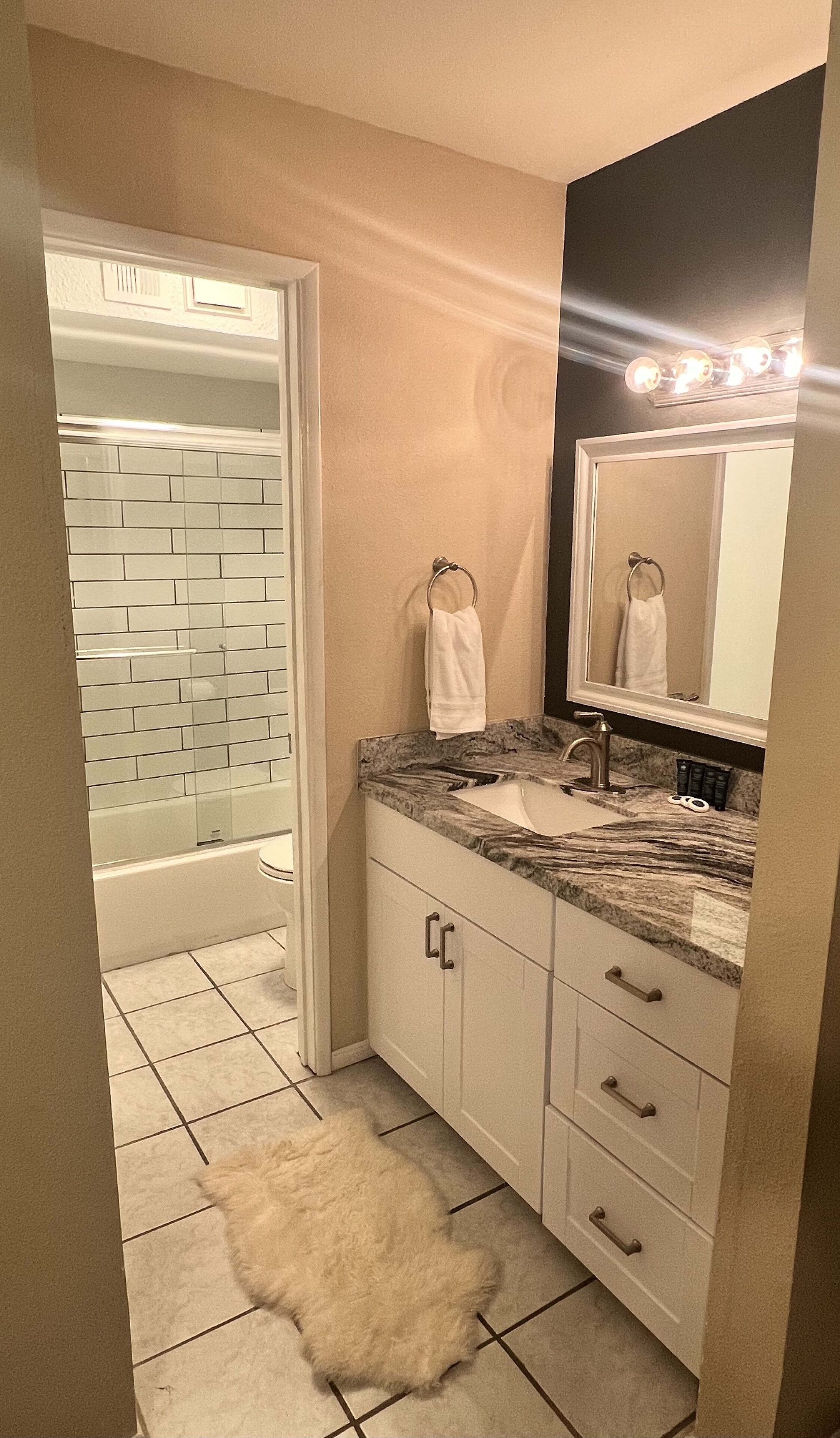 Ensemble douche/baignoire, sèche-cheveux, serviettes fournies, savon