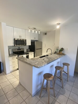 Refrigerador, microondas, horno, placa de cocina