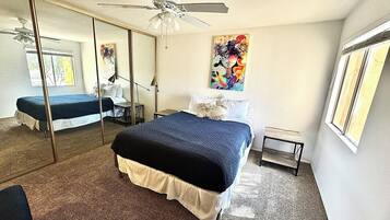 2 slaapkamers, een strijkplank/strijkijzer, gratis wifi, beddengoed