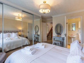 4 bedrooms, free WiFi, bed sheets - 4 bedroom accommodation in Wroxham (Wroxham)