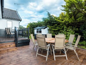 Outdoor dining - 4 bedroom accommodation in Wroxham (Wroxham)